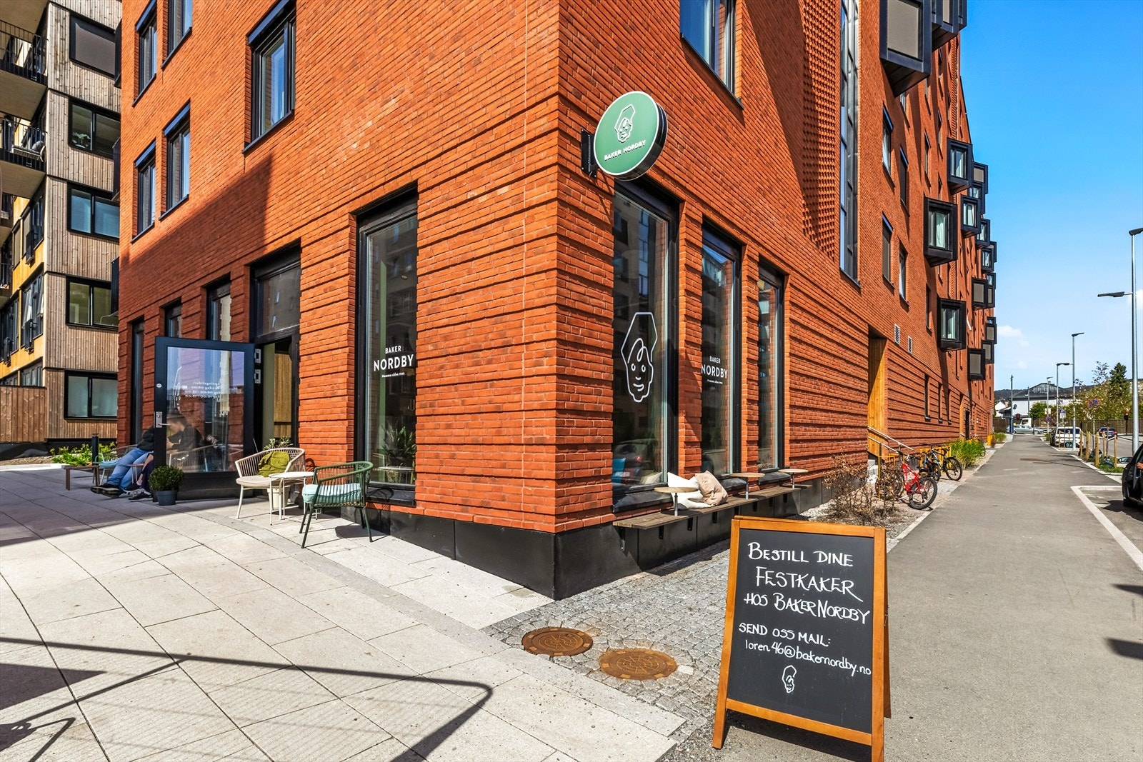 Løren har blitt en liten by i byen med bl.a. mange hyggelige spisesteder. Baker Nordby på Løren er en populær bakeri- og kaféplass kjent for sine ferske bakervarer, deilige brød og kaker. Galleribilde