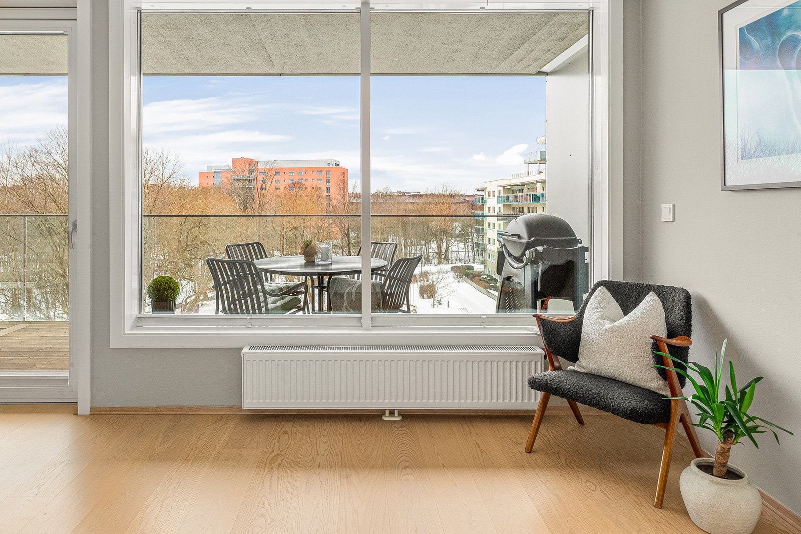 Boligen oppvarmes via radiatorer tilknyttet fjernvarme. Galleribilde