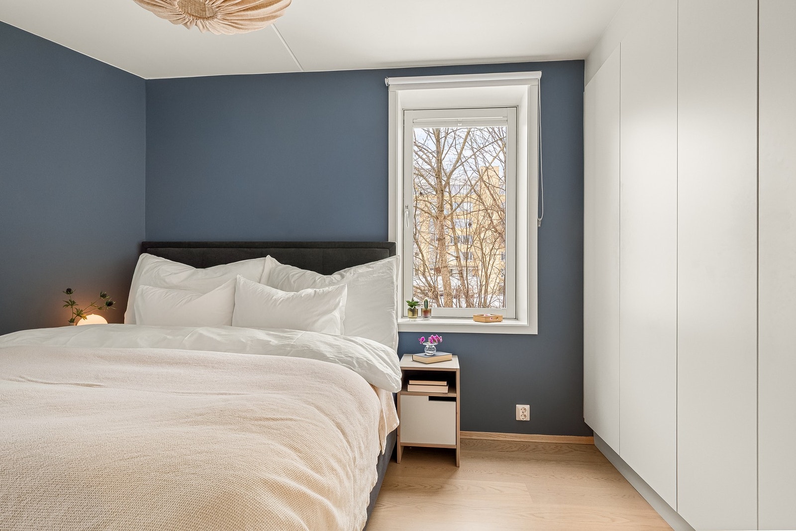 Rommet er innredet med et plassbygd garderobeskap. Galleribilde