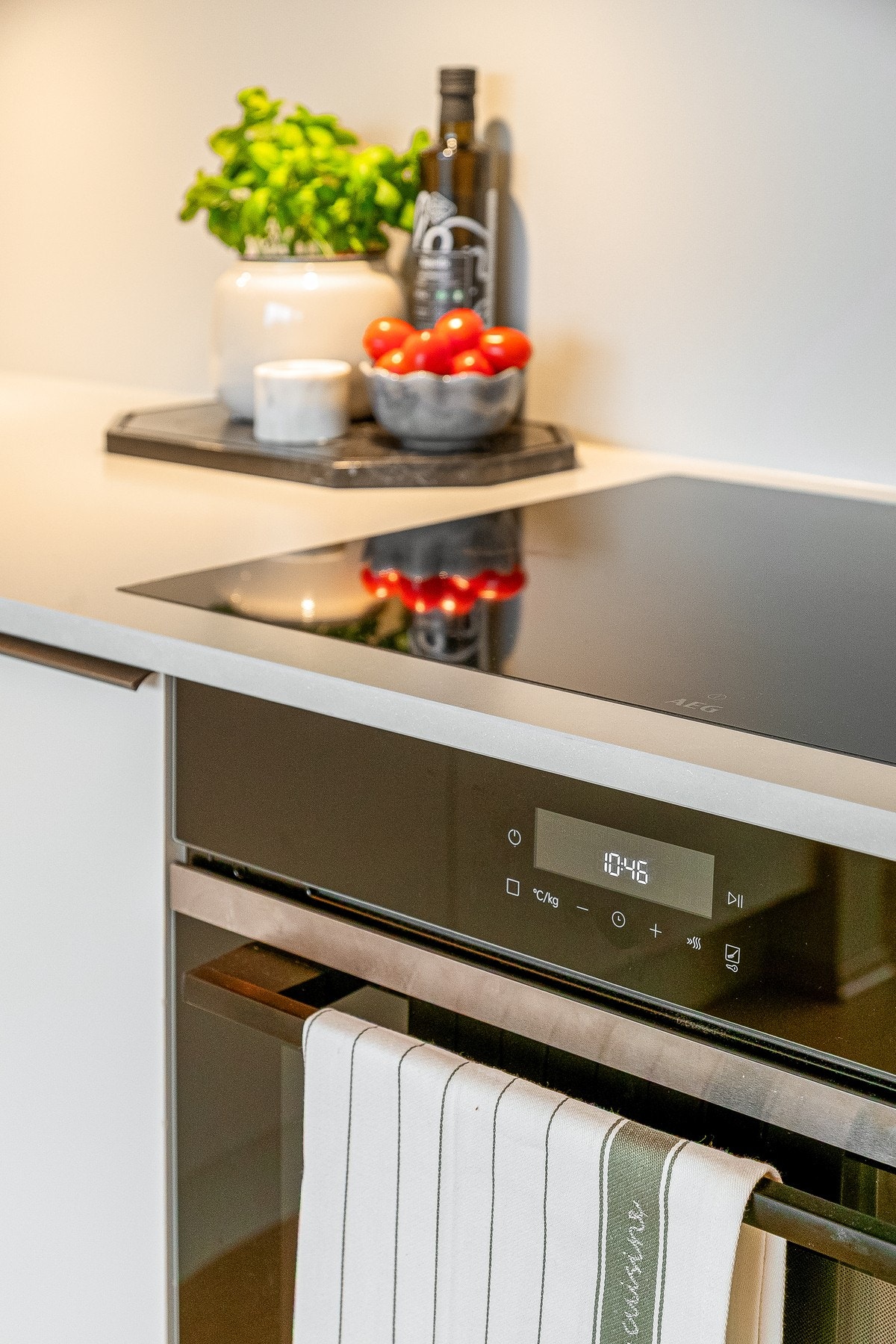 Kjøkkenet er videre utstyrt med automatisk vannstopper og komfyrvakt. Galleribilde