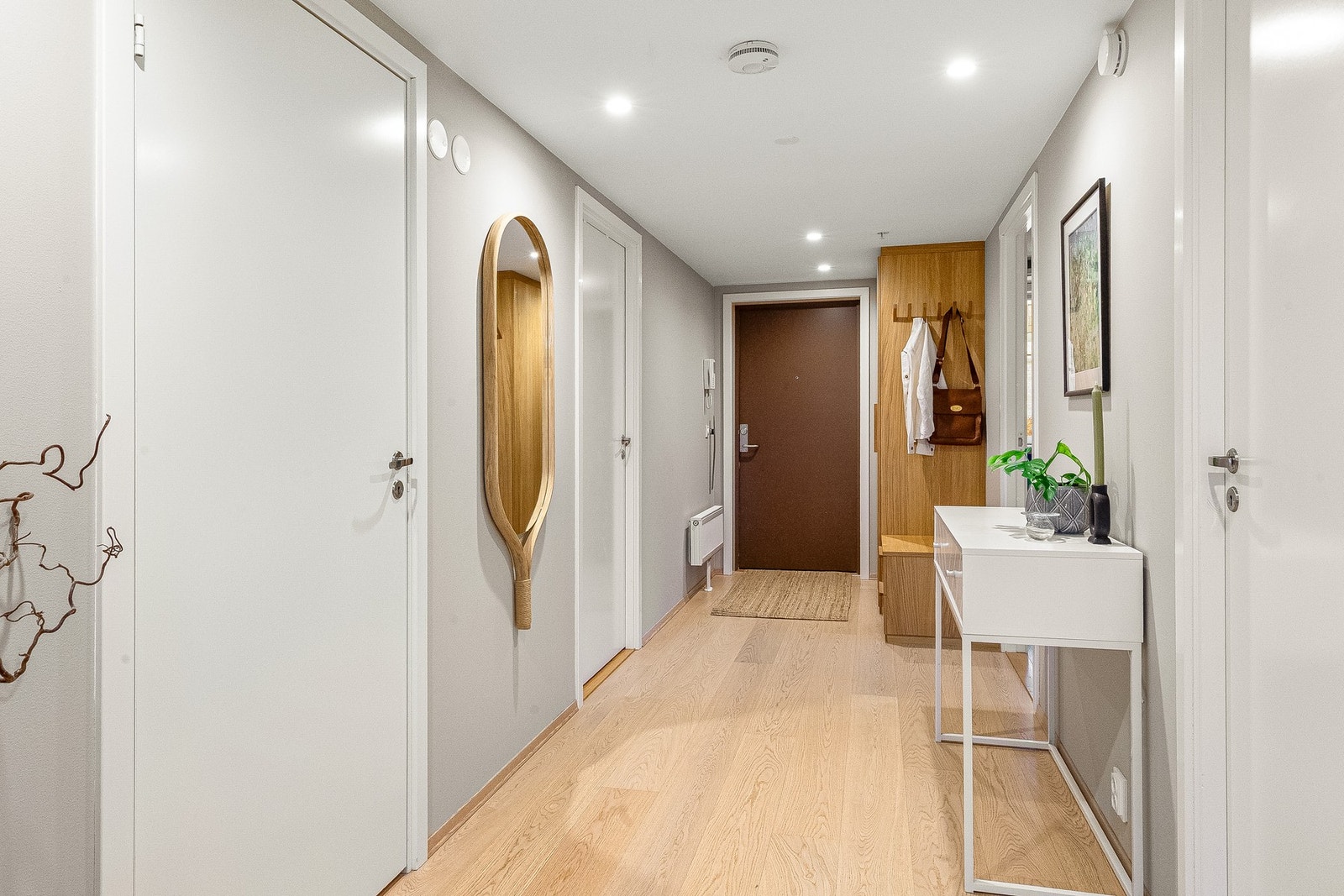 Gangen fungerer som et knutepunkt for boligens oppholdsrom. Galleribilde