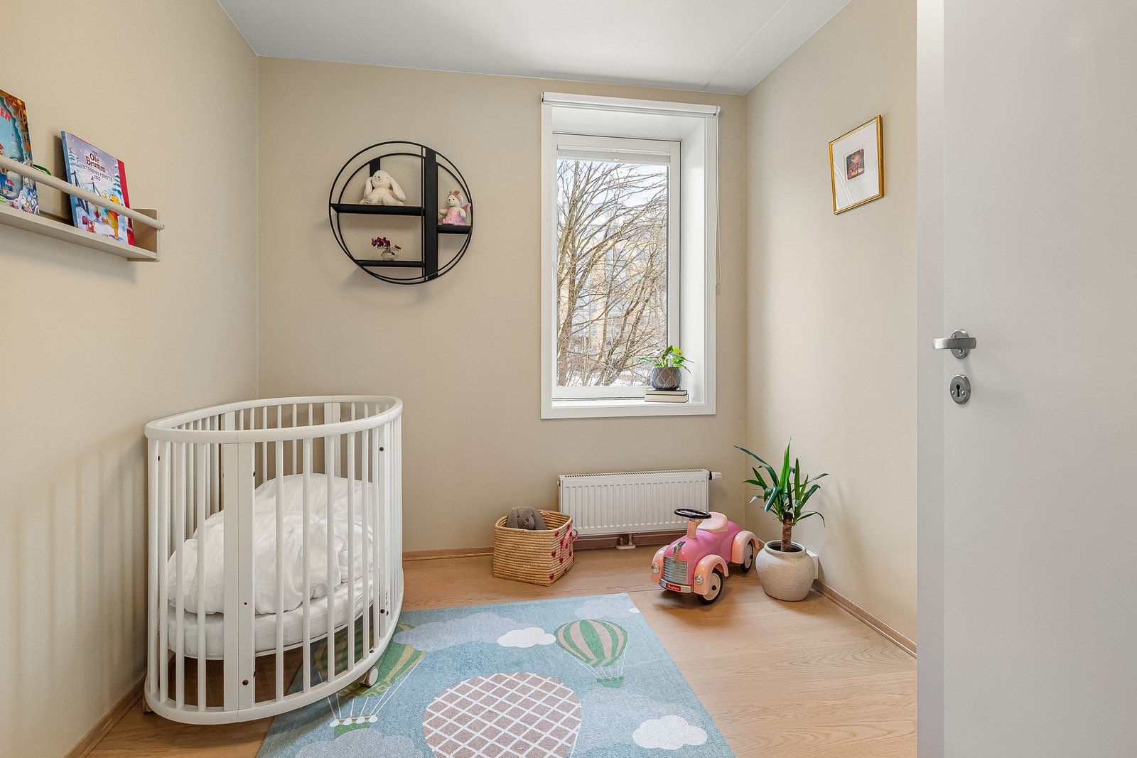 Soverom III passer perfekt som barneværelse, med god plass til både seng og lekeområde på gulvet. Galleribilde
