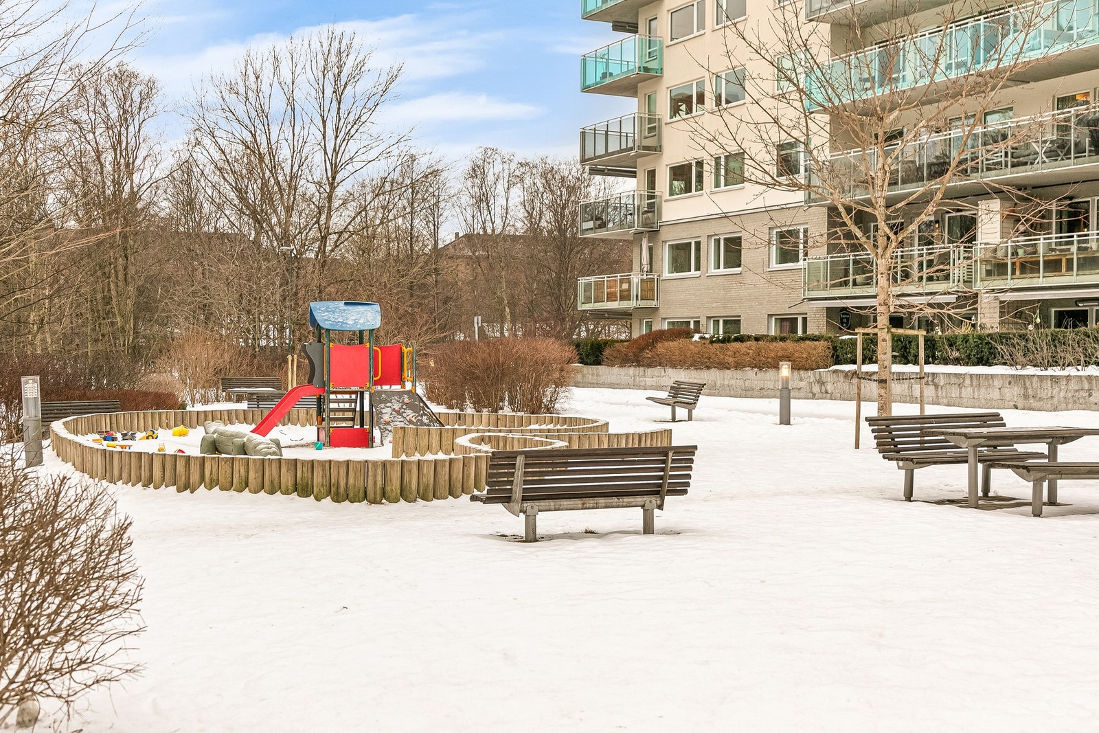 Fellesarealene er opparbeidet med sittegrupper samt lekeplass for de yngste. Galleribilde