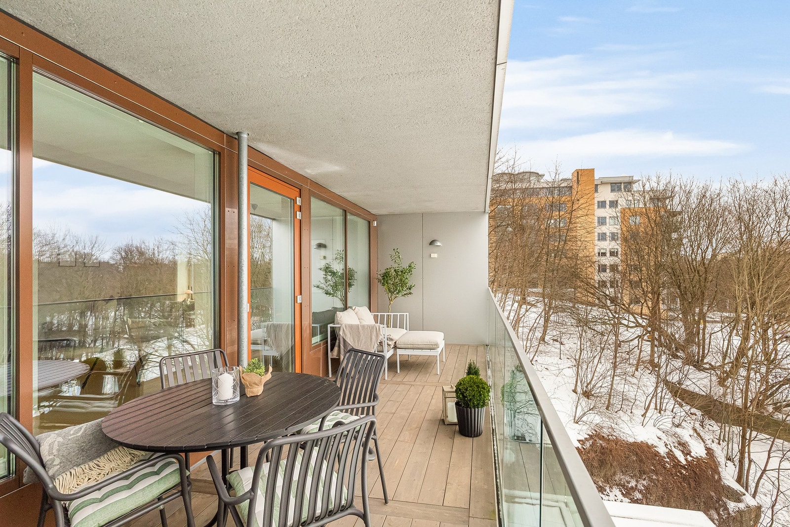 Stuen forlenges av en romslig balkong på 17 kvm vendt mot vest. Her får du utmerkede solforhold. Galleribilde