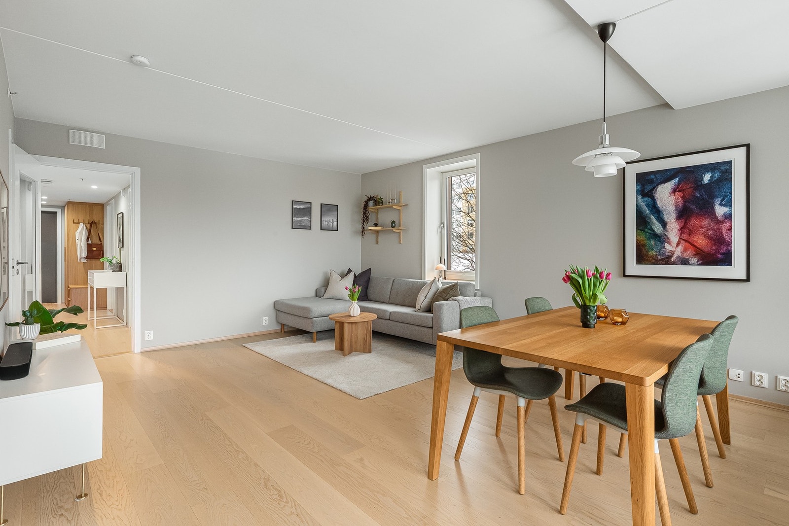 Leiligheten er malt i harmoniske fargetoner fra 2022. Galleribilde