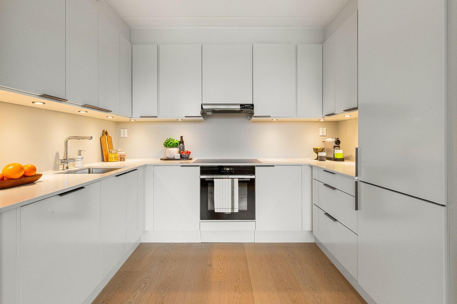 Hvitevarene er helintegrert i innredningen og består av induksjonstopp (2022), stekeovn (2025), oppvaskmaskin samt kjøleskap med fryserdel (2022). Galleribilde