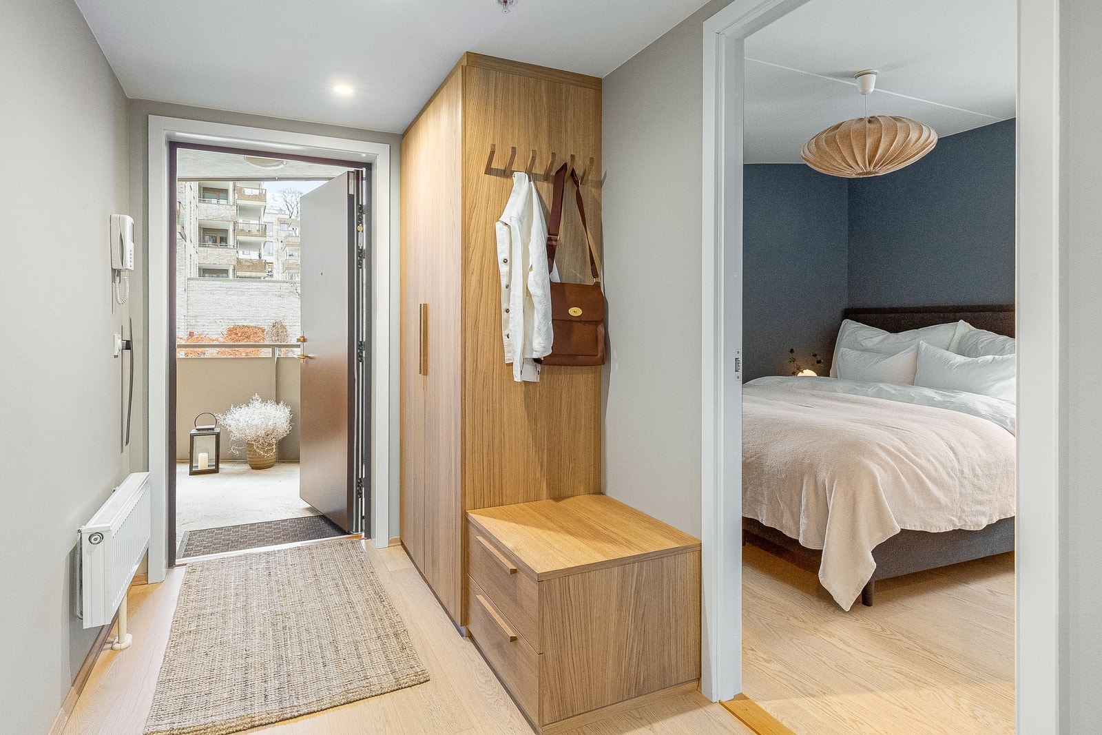 Entréen er innredet med møbelsnekret garderobeskap og sittebenk i eik fra 2024. Galleribilde