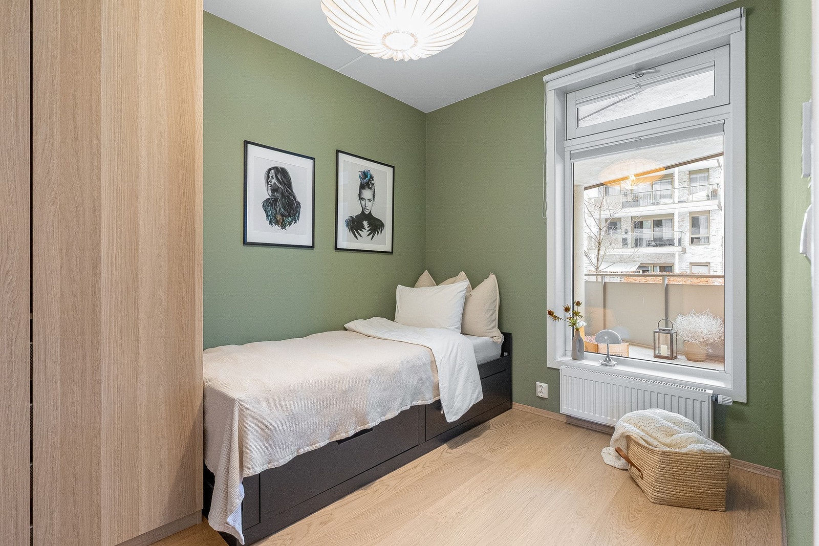 Det er satt inn et garderobeskap. Galleribilde