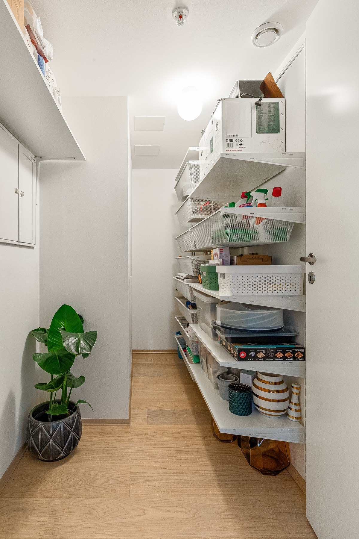 Innvendig bod ved kjøkkenet med gode oppbevaringsmuligheter. Galleribilde