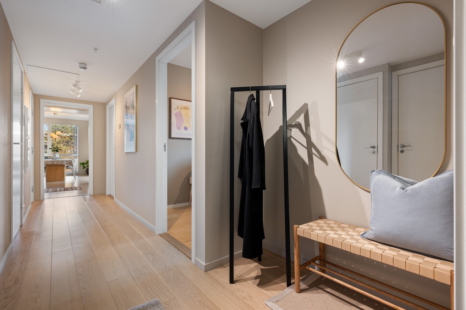 Romslig gang som gir et godt førsteinntrykk av boligen. Galleribilde