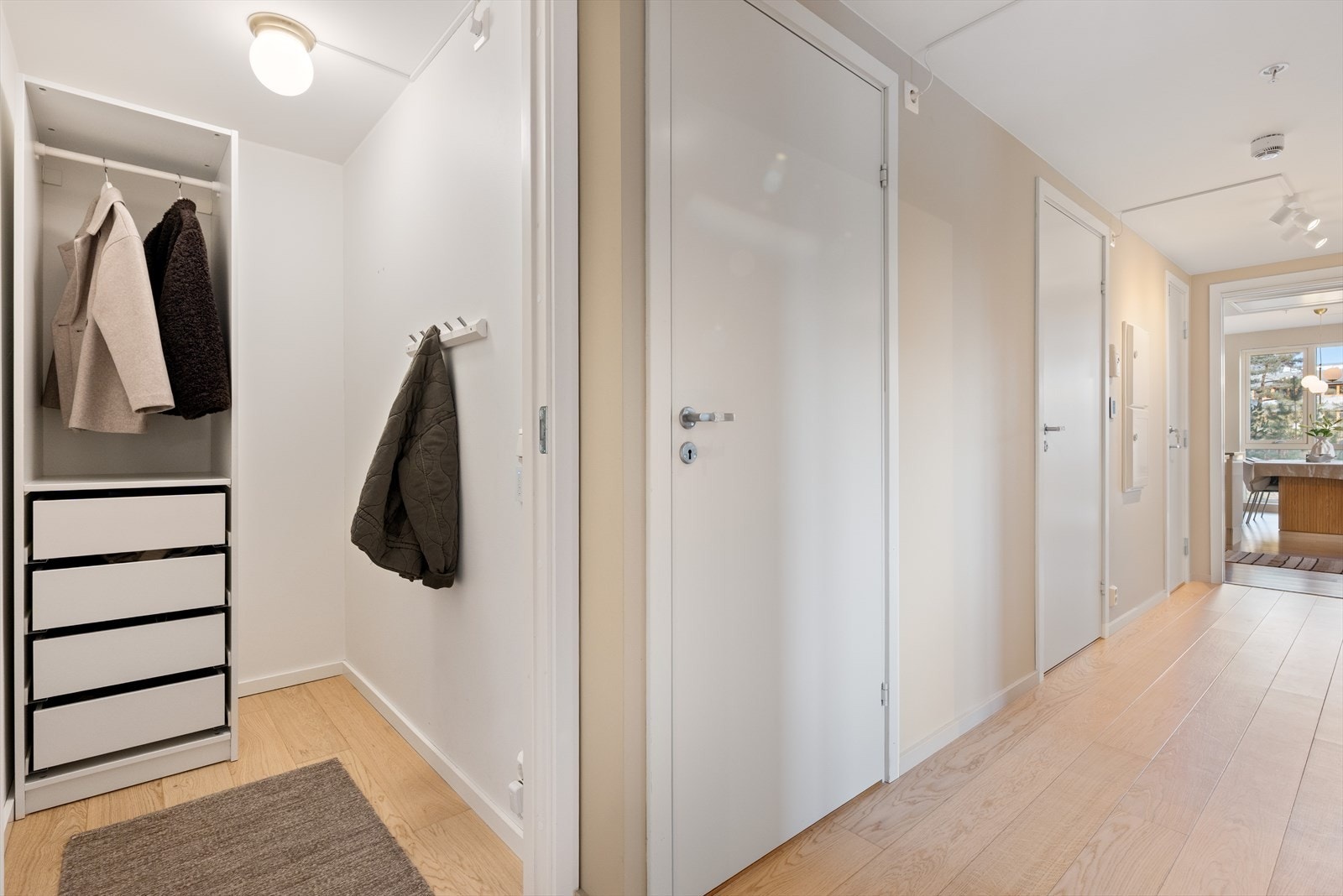 Praktisk innvendig bod med plass til garderobeskap eller annen oppbevaring. Galleribilde