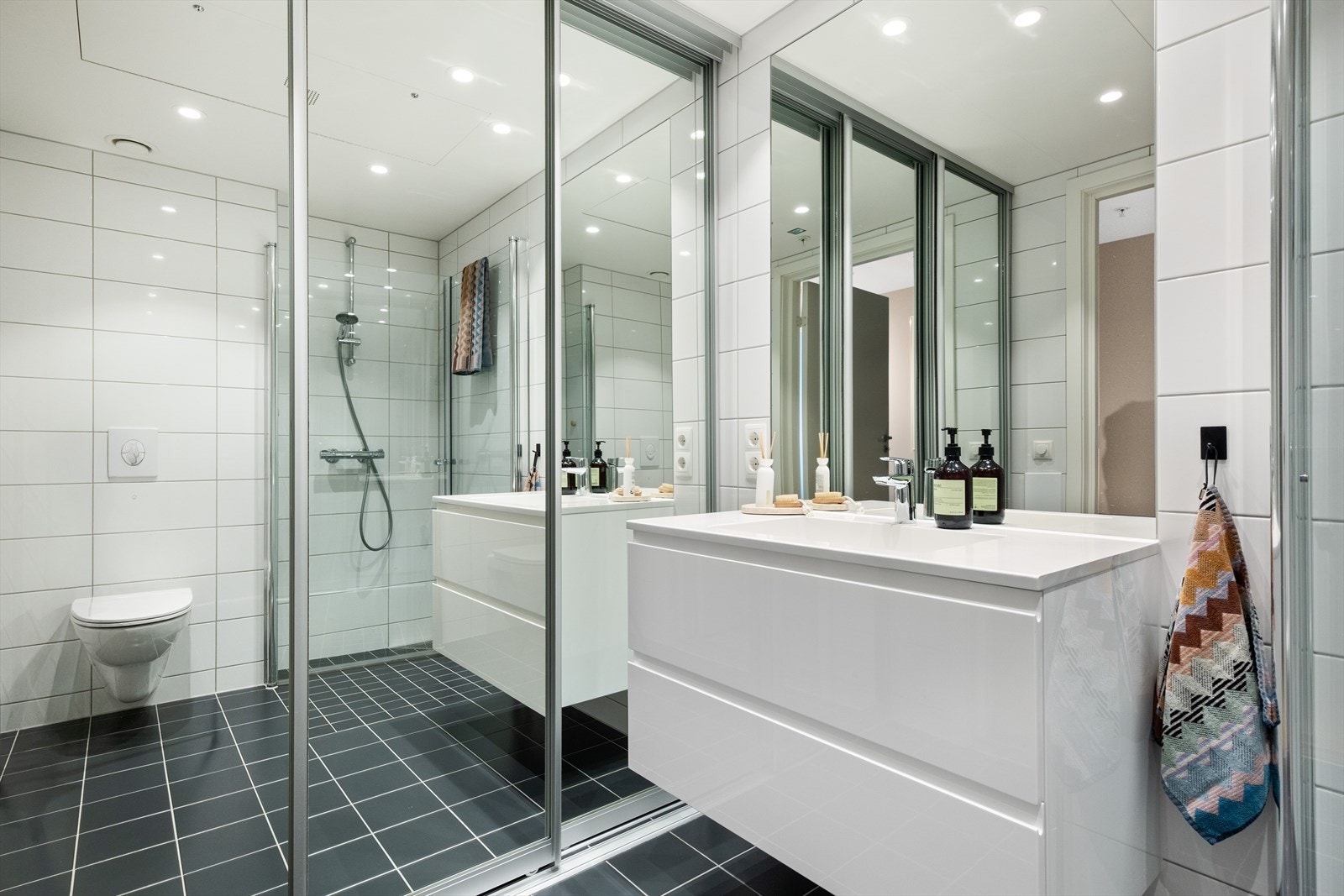 Badet rommer 5m² og har vannbåren gulvvarme. Galleribilde