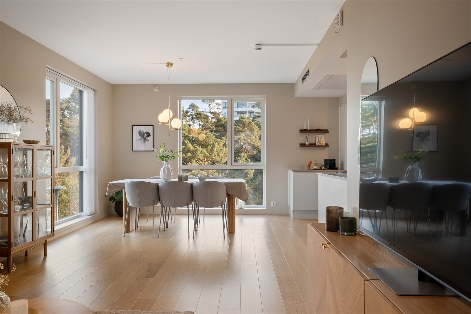 Det er 1-stavs parkett i både stue, kjøkken, soverom og innvendig bod. Galleribilde