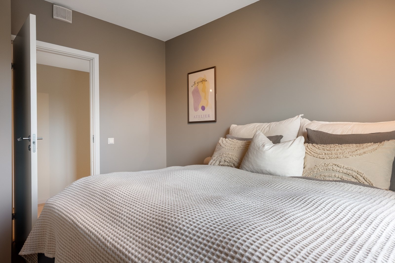 På soverommet er veggflatene malt i en behagelig fargetone som gir en lun og koselig følelse. Galleribilde