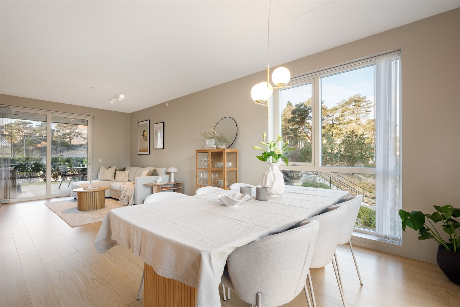 I stuen er det god plass til stort spisebord, perfekt å invitere venner og familie til. Galleribilde