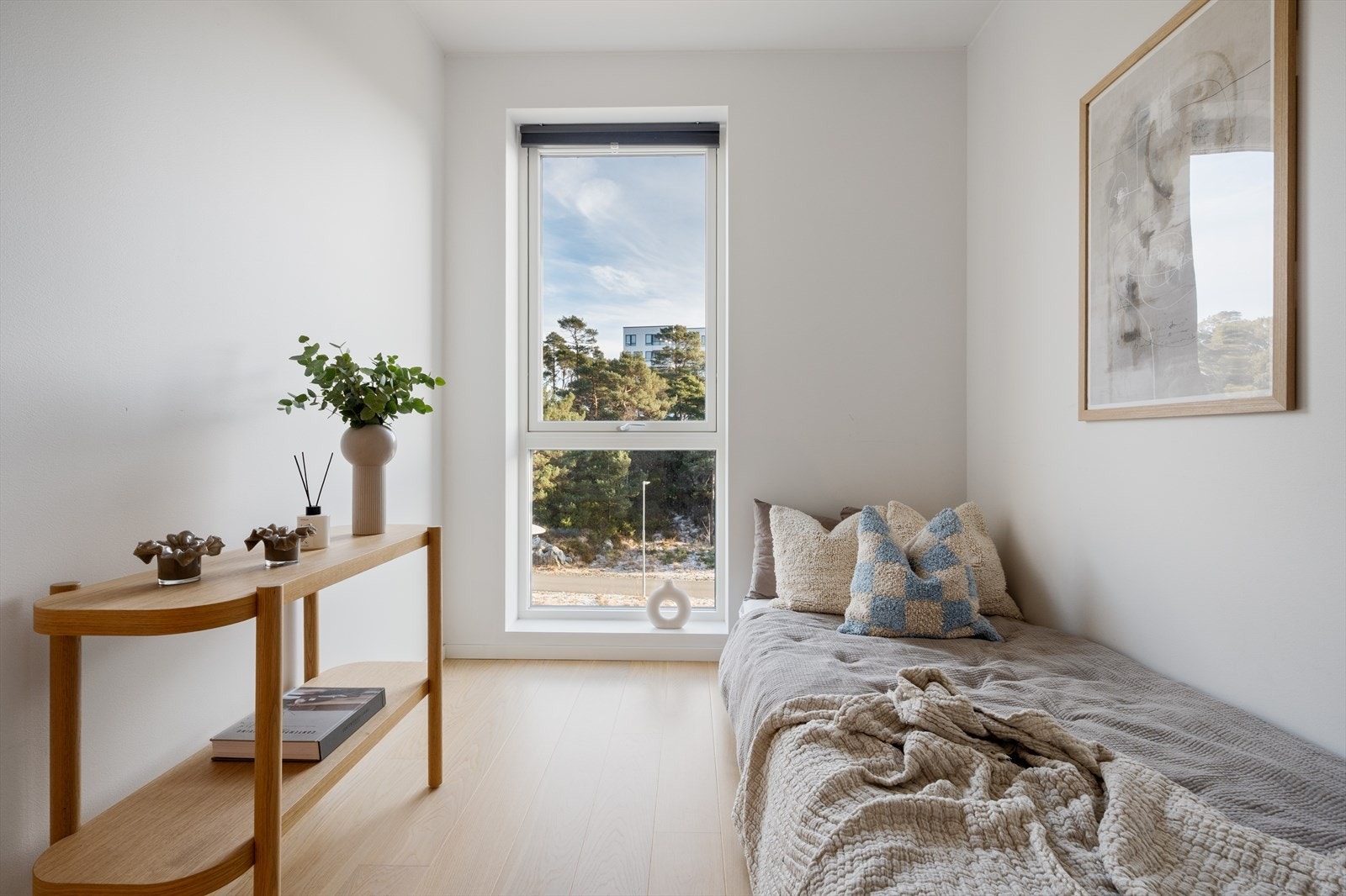 Lyse flater gjør rommet innbydende og luftig. Galleribilde