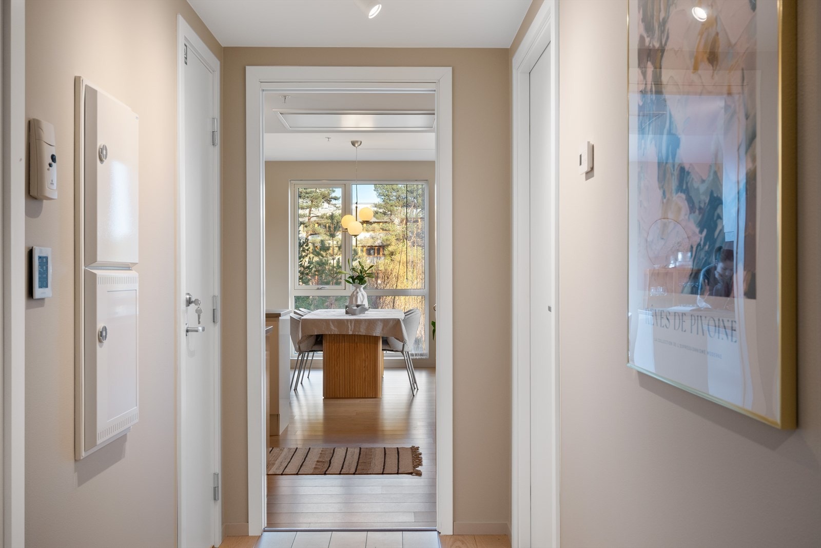 Entréen er innbydende og leder inn mot stuen. Galleribilde