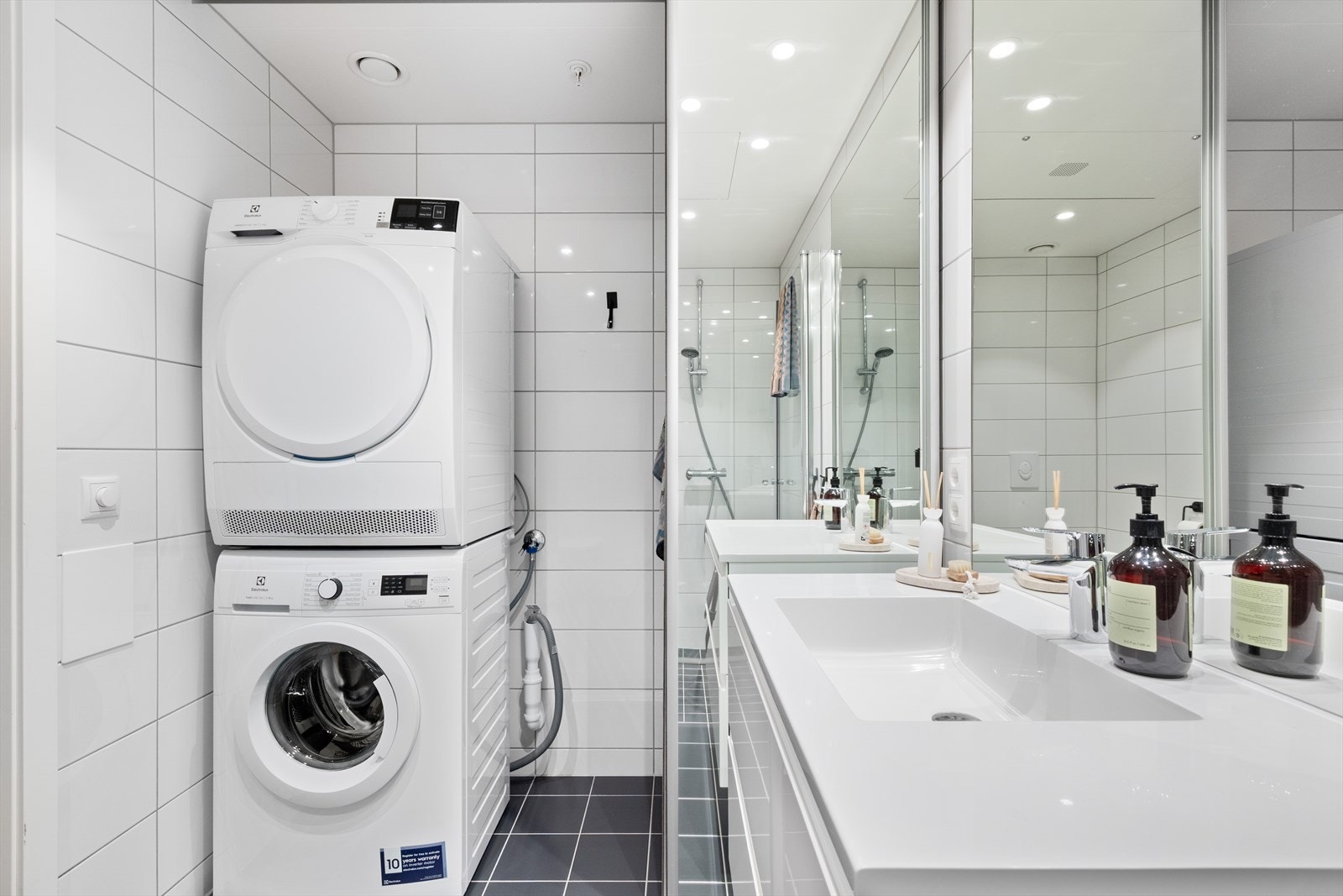 Et genialt skyvedørsskap med plass til både vaskemaskin og oppbevaring. Galleribilde