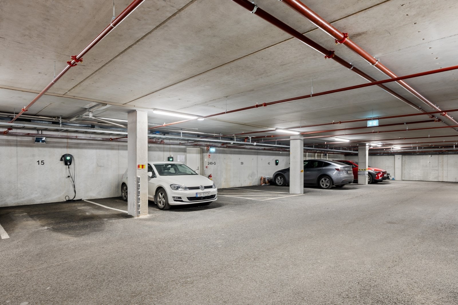 Fast parkeringsplass i garasjeanlegg. Galleribilde