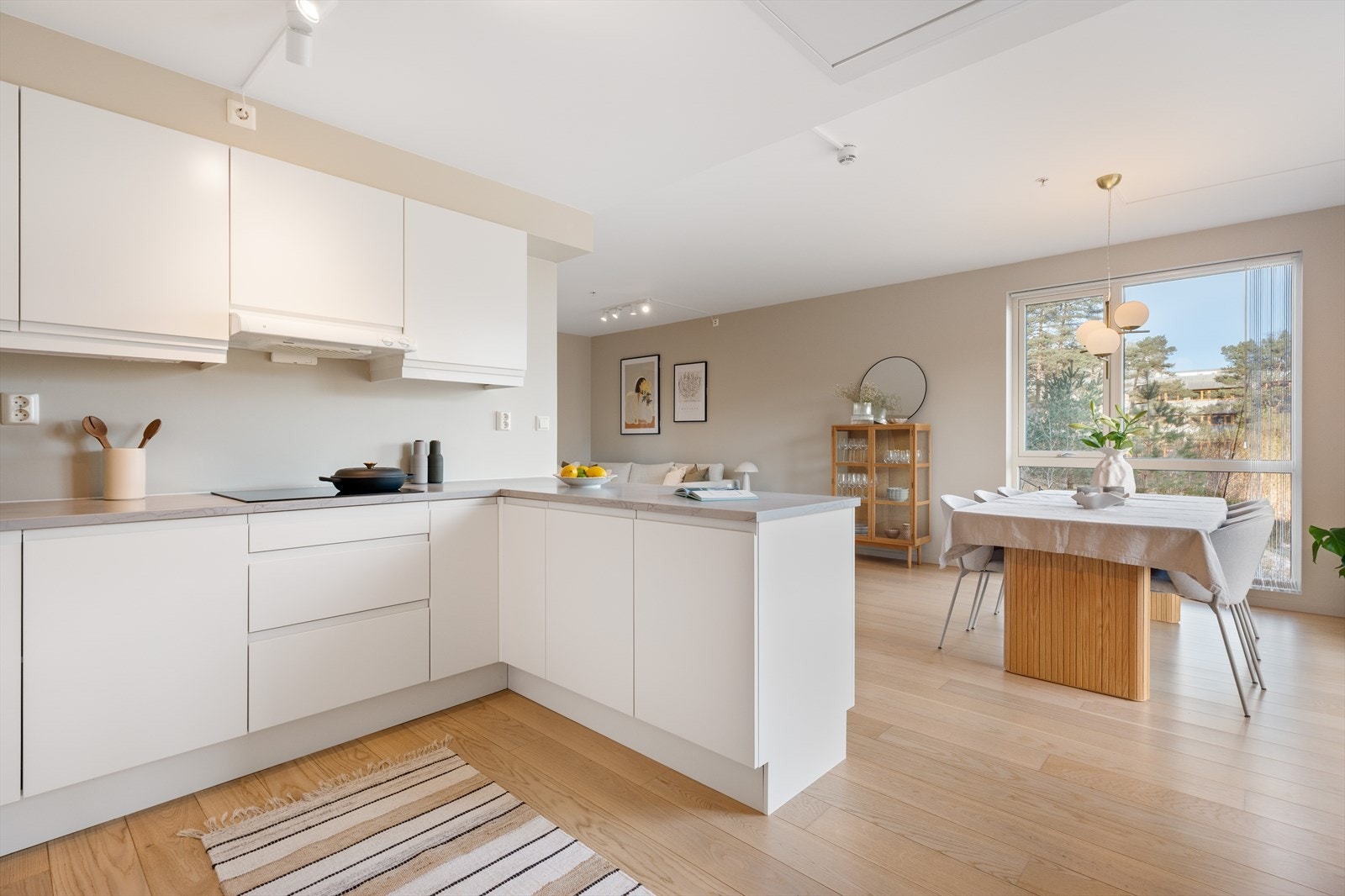 Leiligheten har god flyt mellom stue og kjøkken. Galleribilde