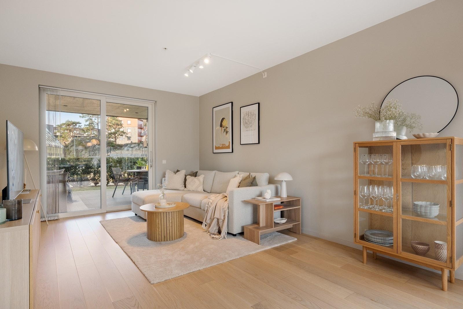 Stuen er lys og luftig, malt i moderne og tidløse farger. Galleribilde