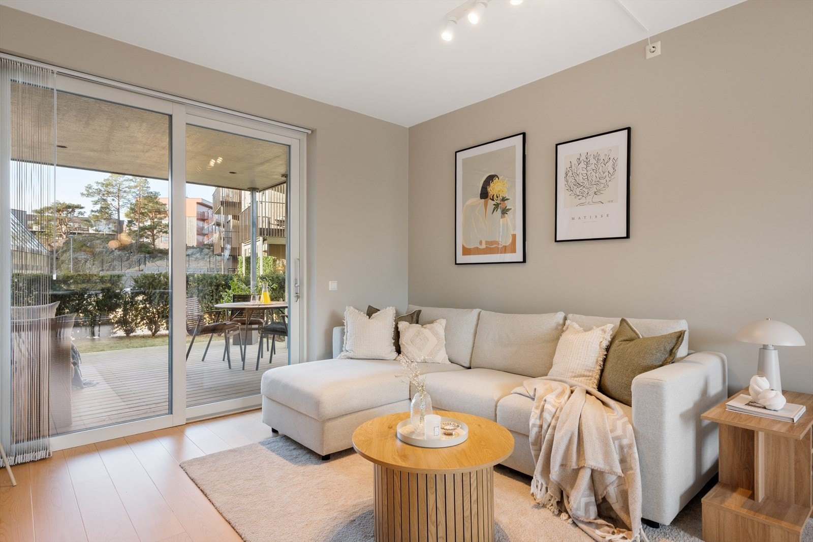 Fra stuen er det utgang til egen terasse på ca 14,6 m². Galleribilde