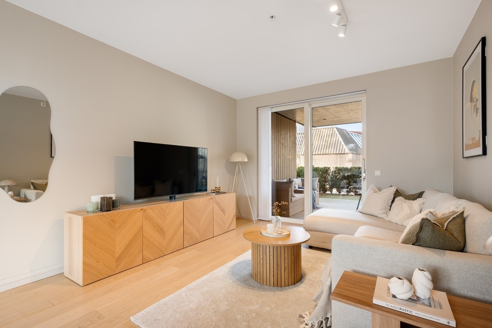 Stue/ kjøkken løsningen er av god størrelse på hele 38,9m². Galleribilde