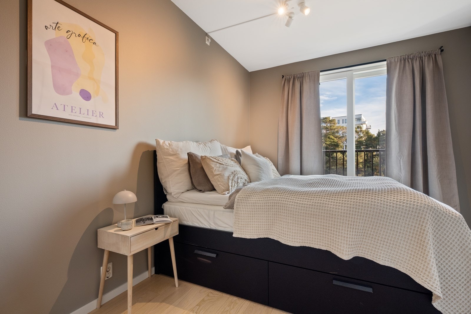 Hovedsoverommet måler hele 12,1m²og har god plass til dobbeltseng, nattbord og garderobe. Galleribilde