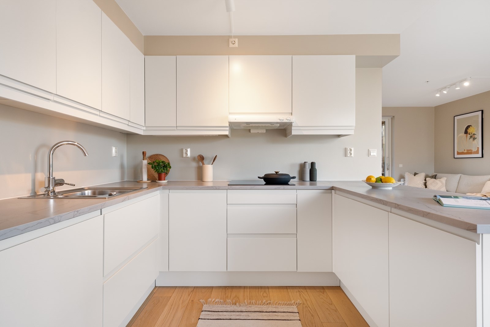 Kjøkkenet er innredet med stekeovn, platetopp, oppvaskmaskin og kombinert kjøl- og fryseskap. Galleribilde