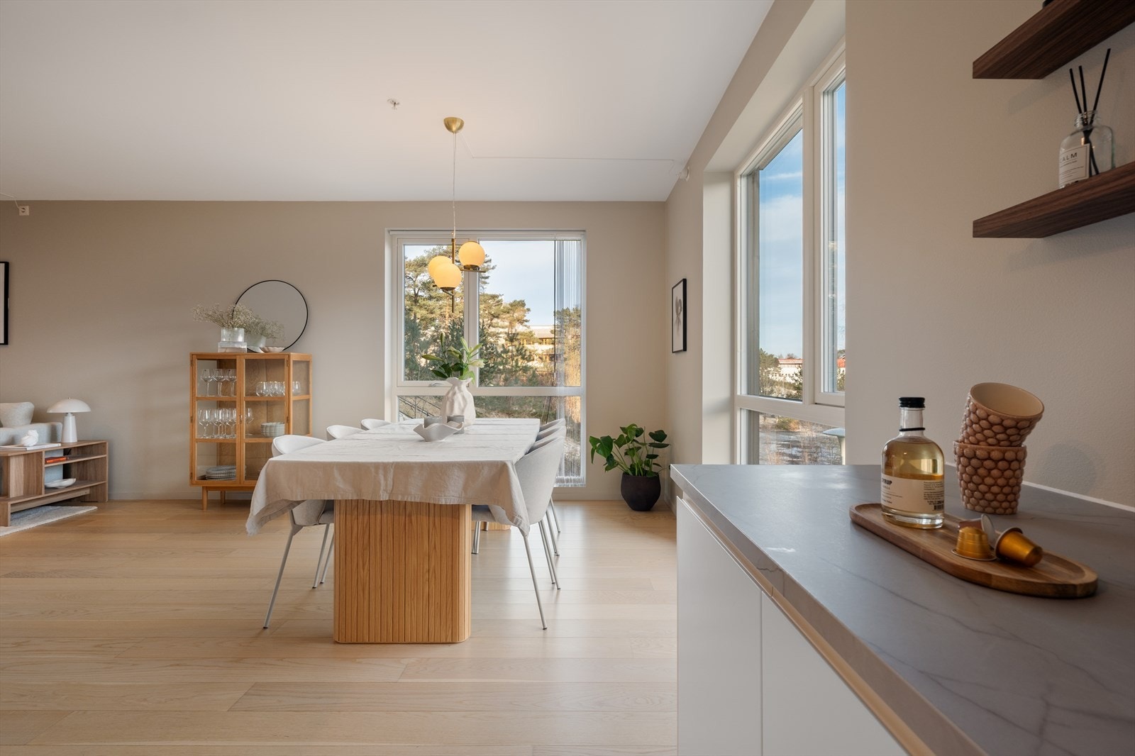 De store vindusflatene gir godt med naturlig lysinnslipp i leiligheten. Galleribilde