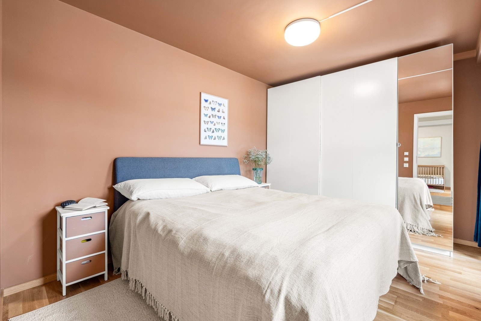 Leiligheten har tre soverom. På hovedsoverommet er det skyvedørsgarderobe og god plass til dobbeltseng. Galleribilde