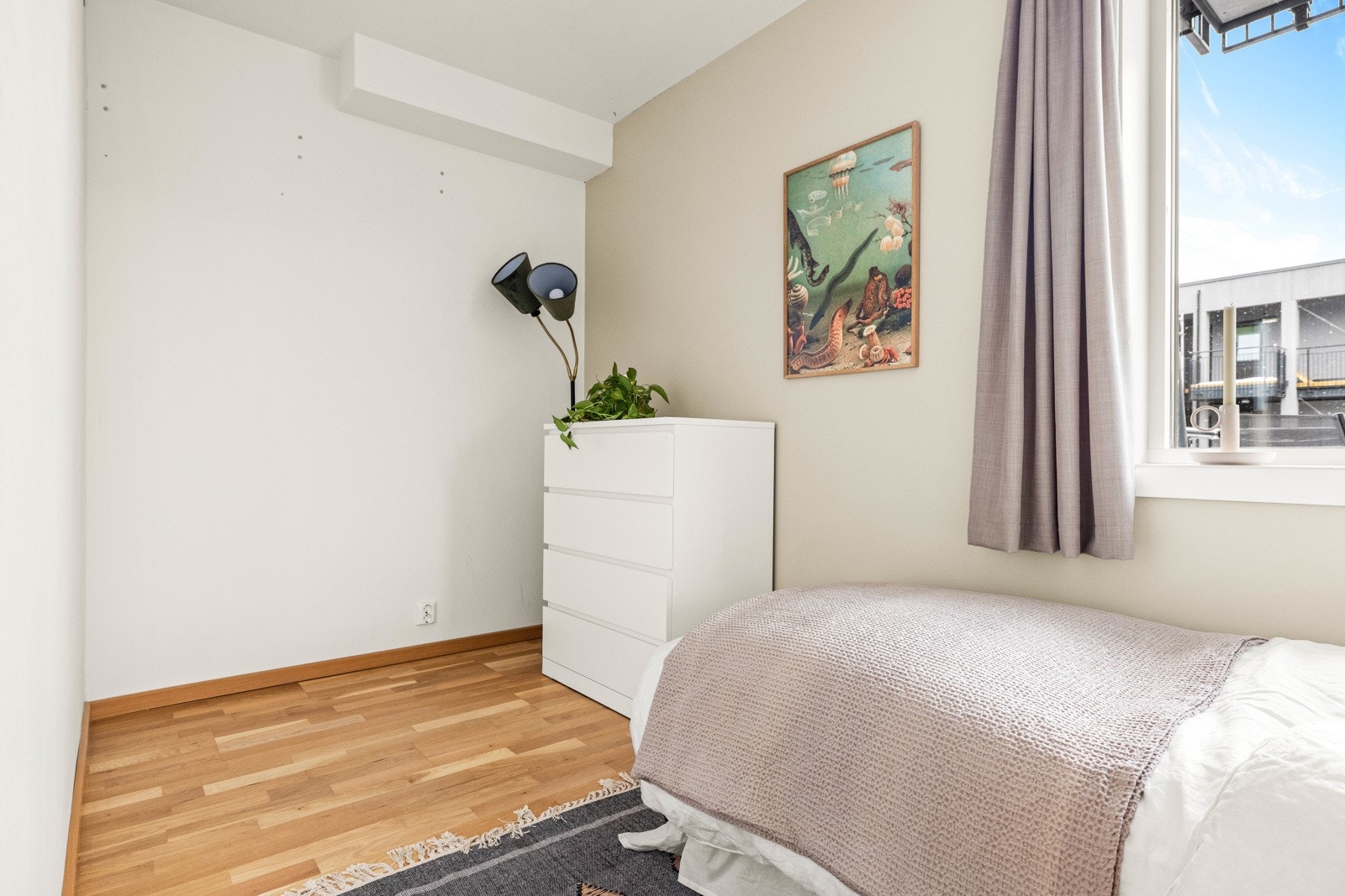 God plass til senge og garderobesystem. Galleribilde