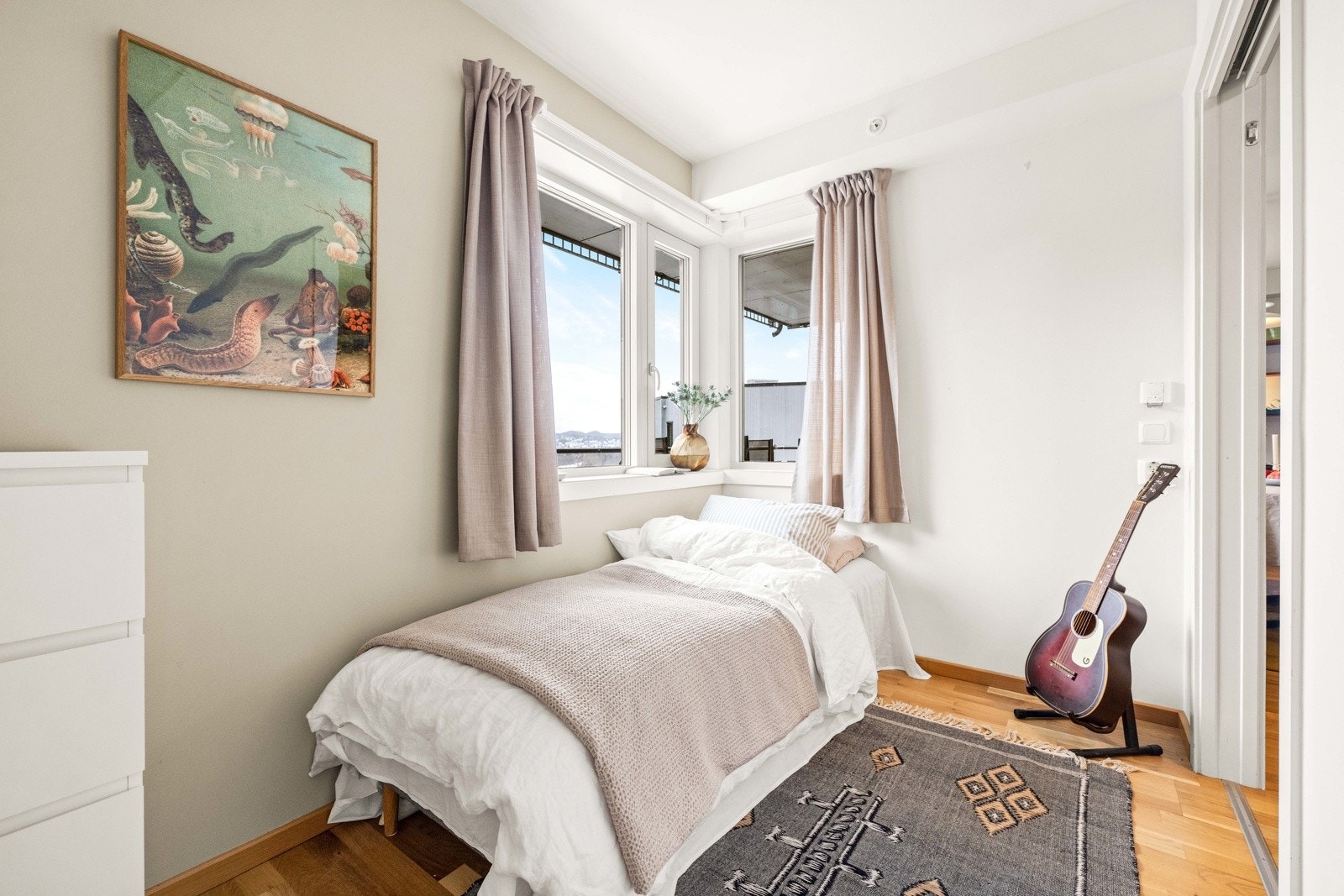 Soverom III vender mot bakgård og balkong. Galleribilde