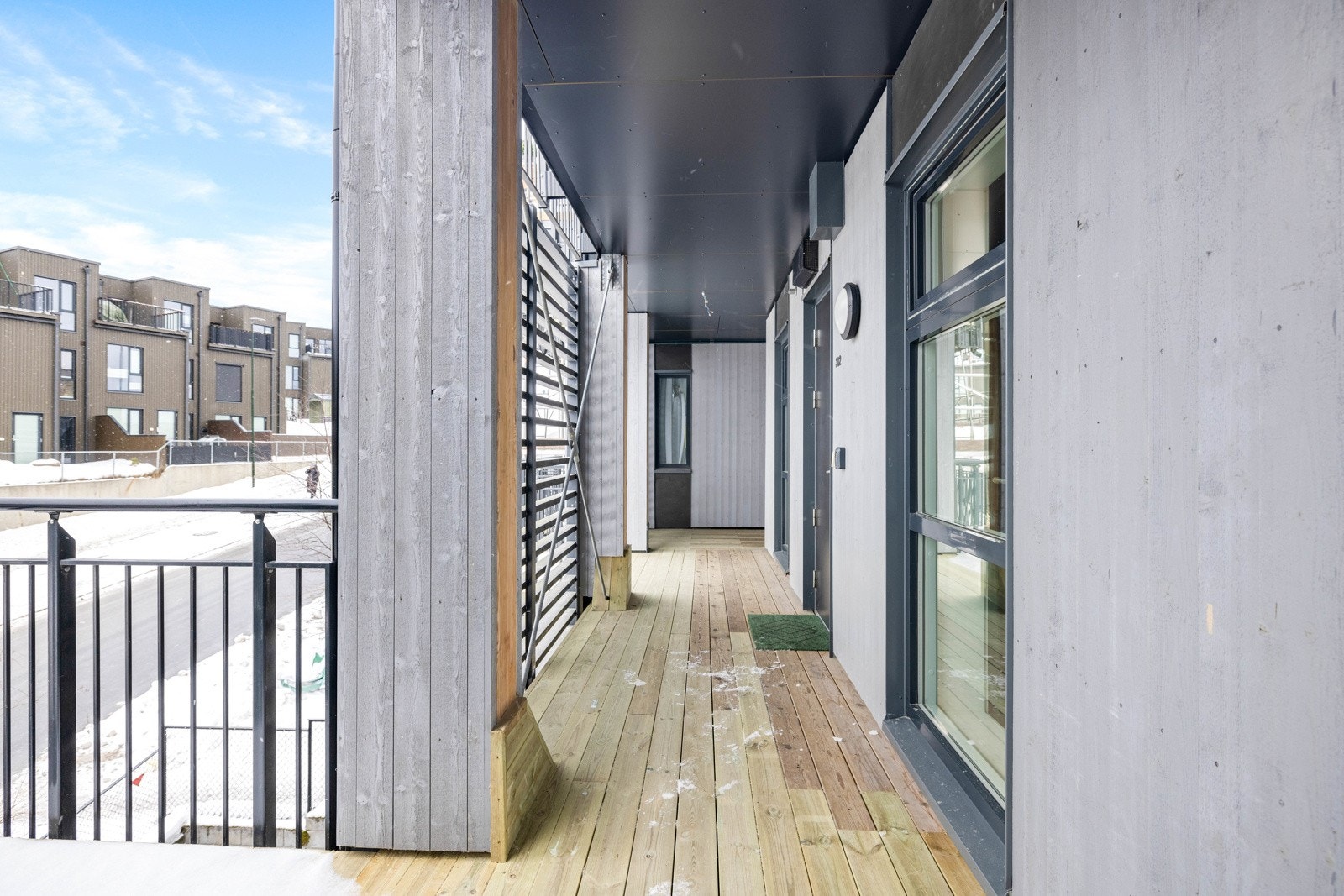 Felles svalgang med heis ned til garasjekjeller. Galleribilde