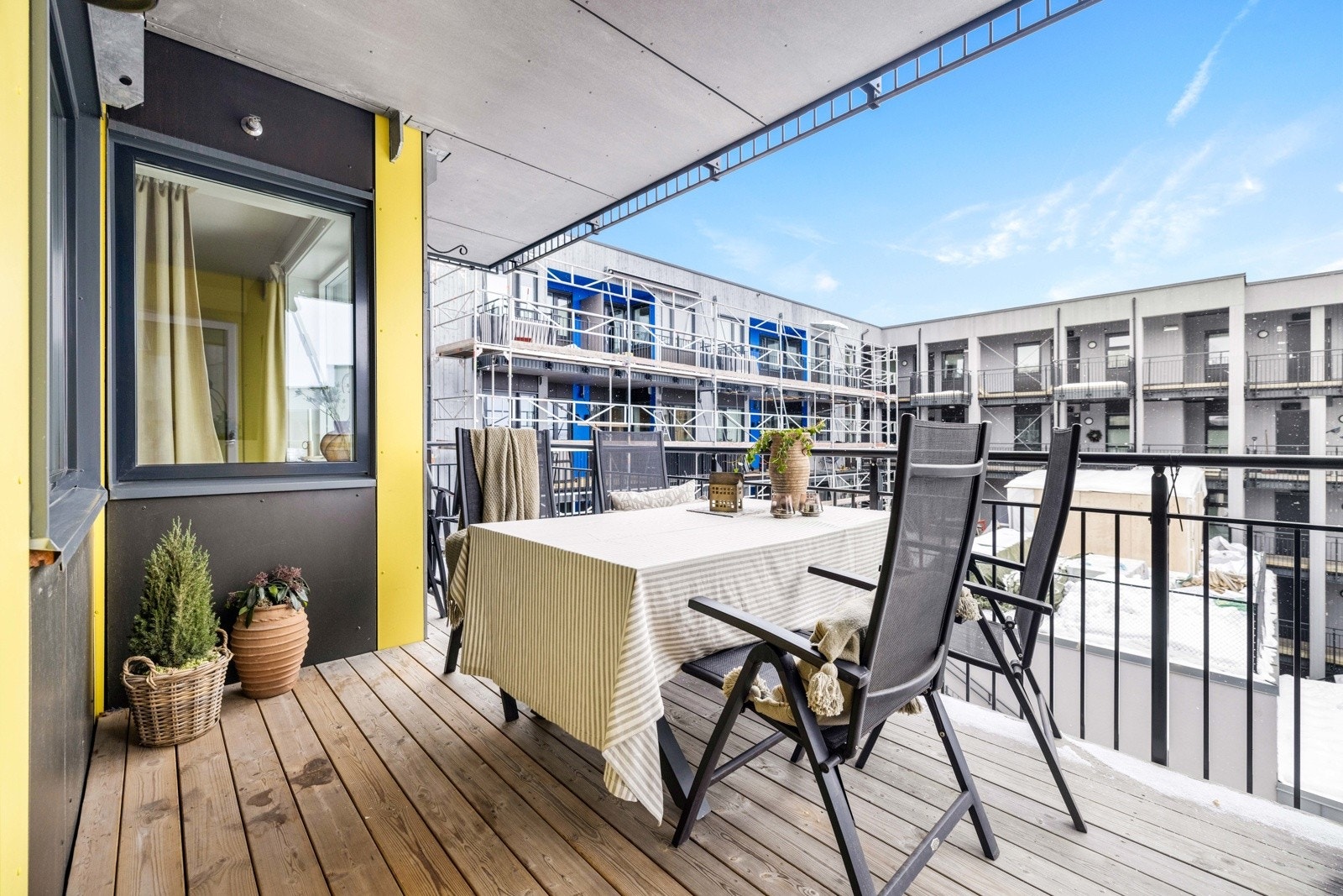 Leiligheten har solrik og overbygd balkong på ca. 12 kvm. Galleribilde