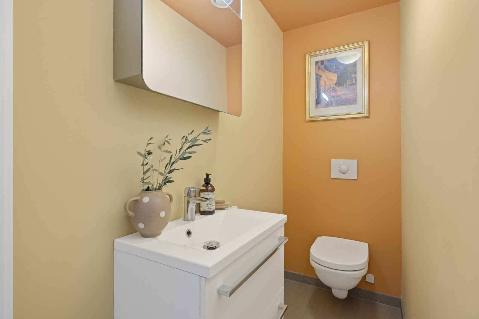 Vegg i vegg med badet er det også eget gjestetoalett. Galleribilde