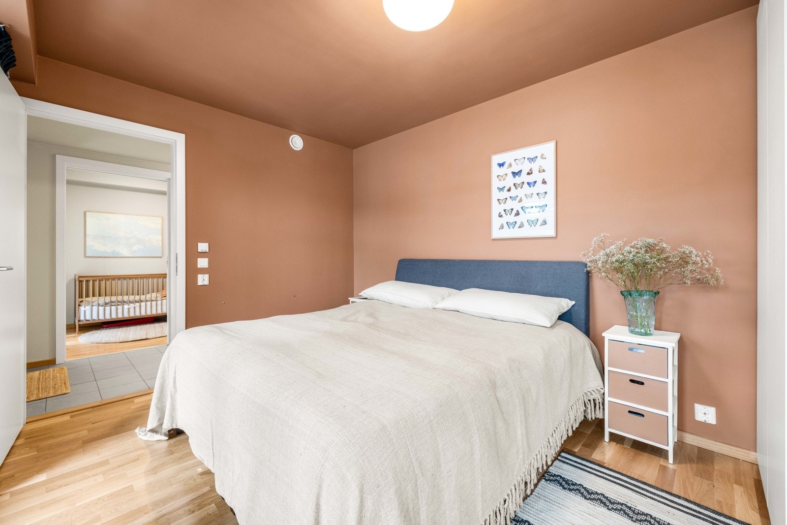 Rommets tak og vegger er malt i lun og moderne fargetone. Galleribilde