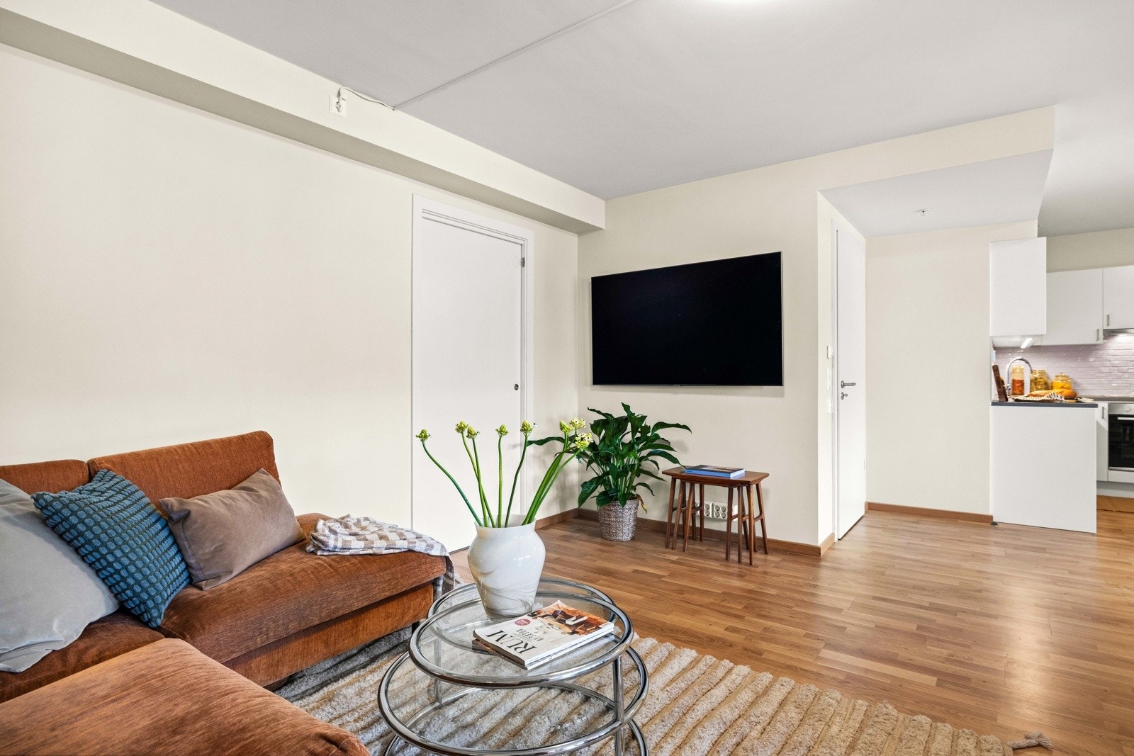 Det er gjennomgående god standard med parkettgulv og vannbåren gulvvarme i alle rom. Galleribilde