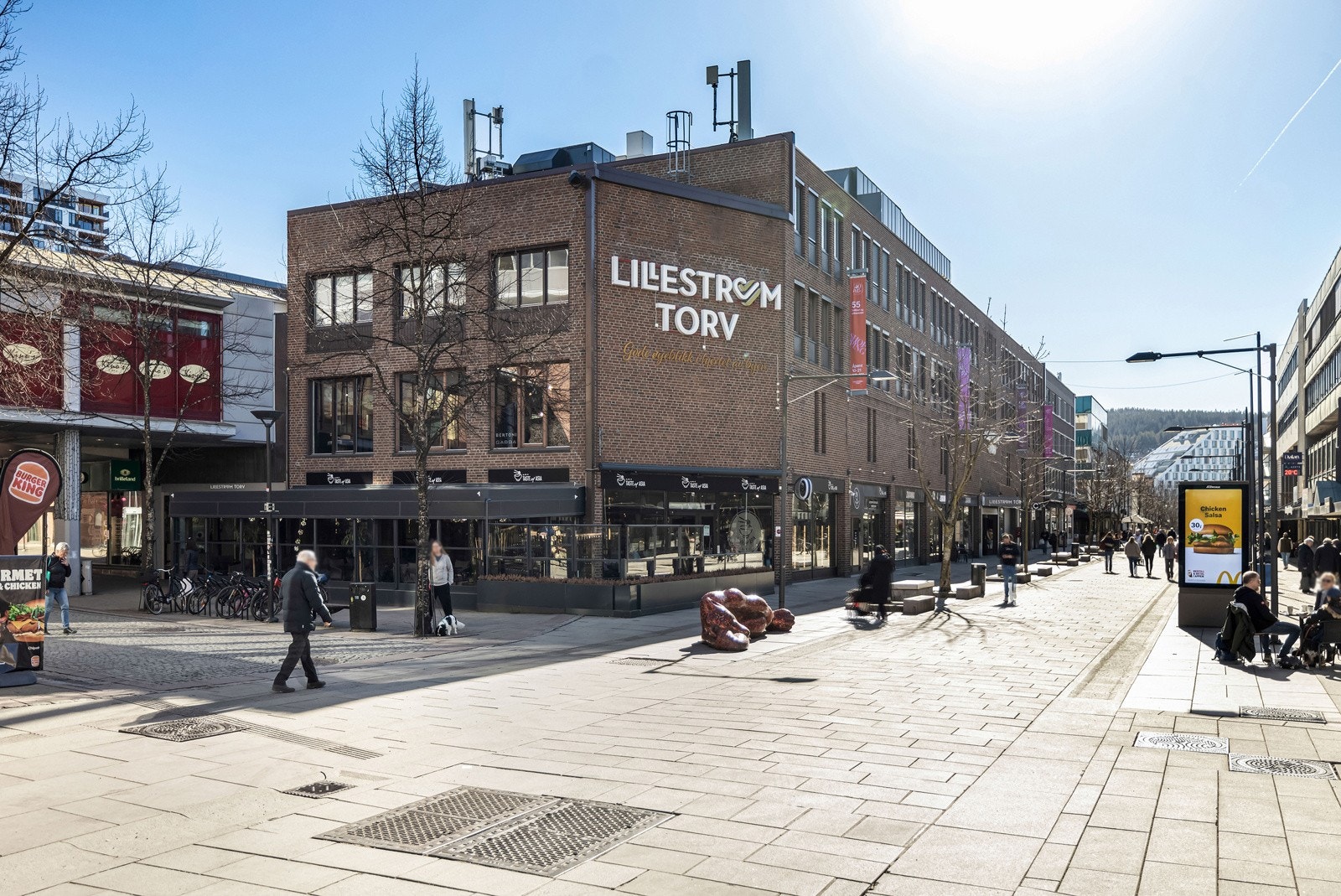 En kort sykkeltur unna ligger Lillestrøm sentrum med mange hyggelige møteplasser og gode shoppingmuligheter. Galleribilde
