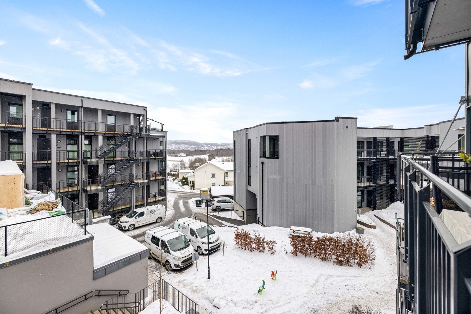 Balkongen vender inn mot rolig bakgård. Galleribilde