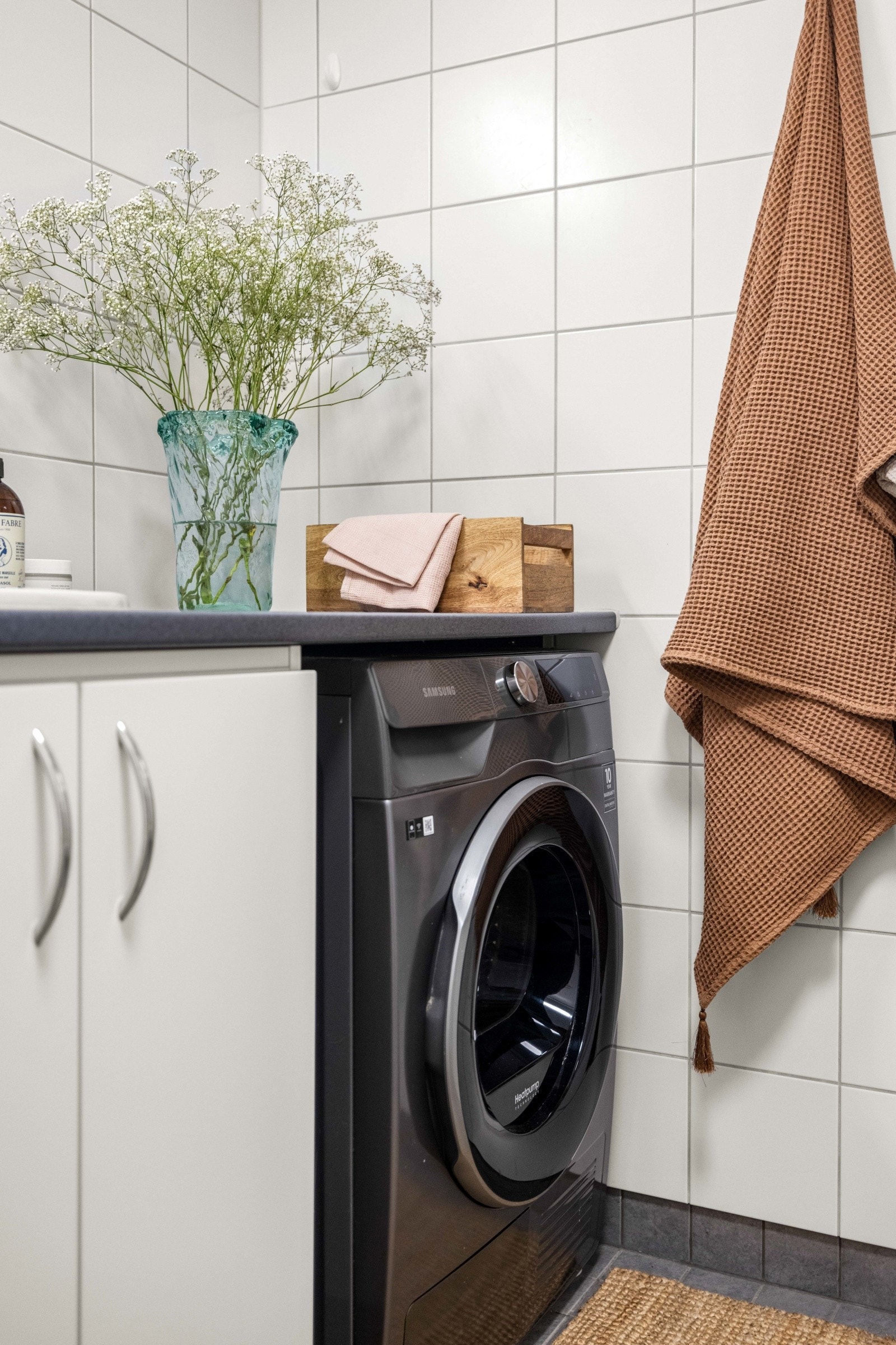 Badet har fliser på vegger og gulv. Galleribilde