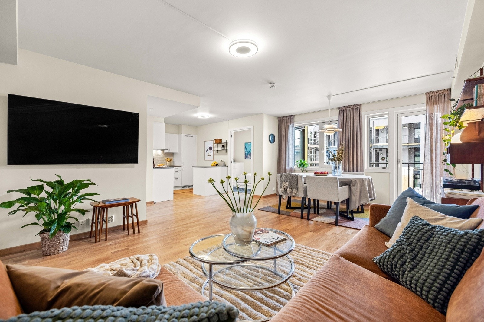 Velkommen til en innflytningsklar 4-roms i populære Eikelundveien på Kjeller. Galleribilde