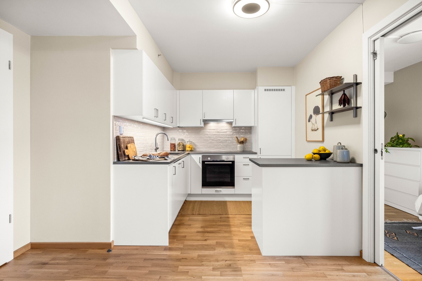 Funksjonelt og stilrent kjøkken med god plass til oppbevaring og matlaging. Galleribilde