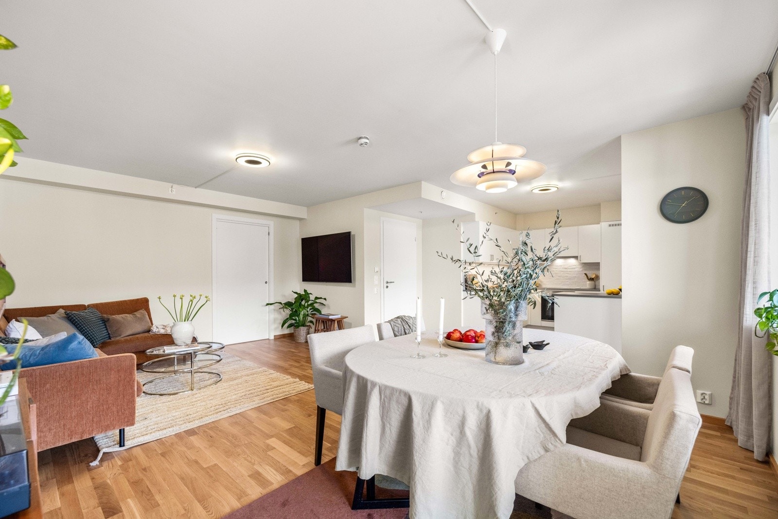 Hyggelig og romslig allrom med stue og kjøkken i åpen løsning, samt utgang til balkong. Galleribilde