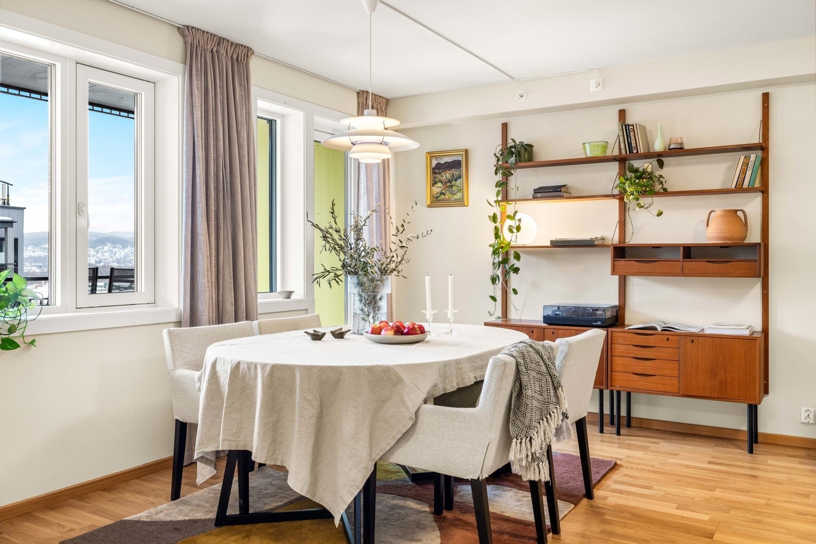 God plass til flere sosiale soner, og det er godt lysinnslipp fra vinduene på ytterveggen. Galleribilde