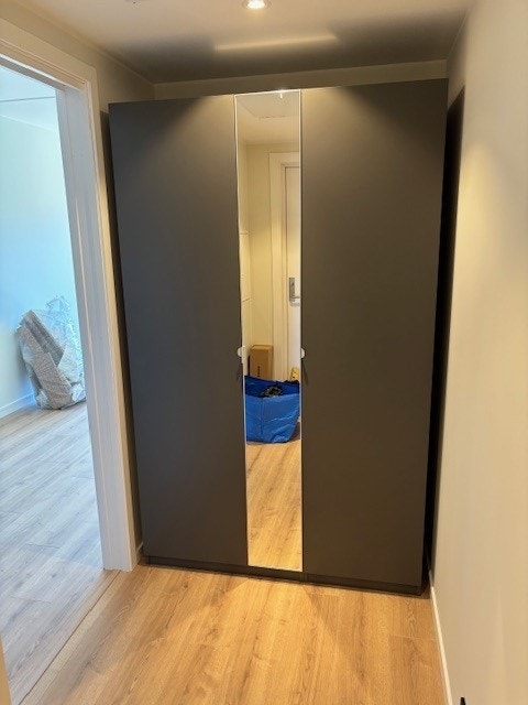 Garderobeskap i gang Galleribilde