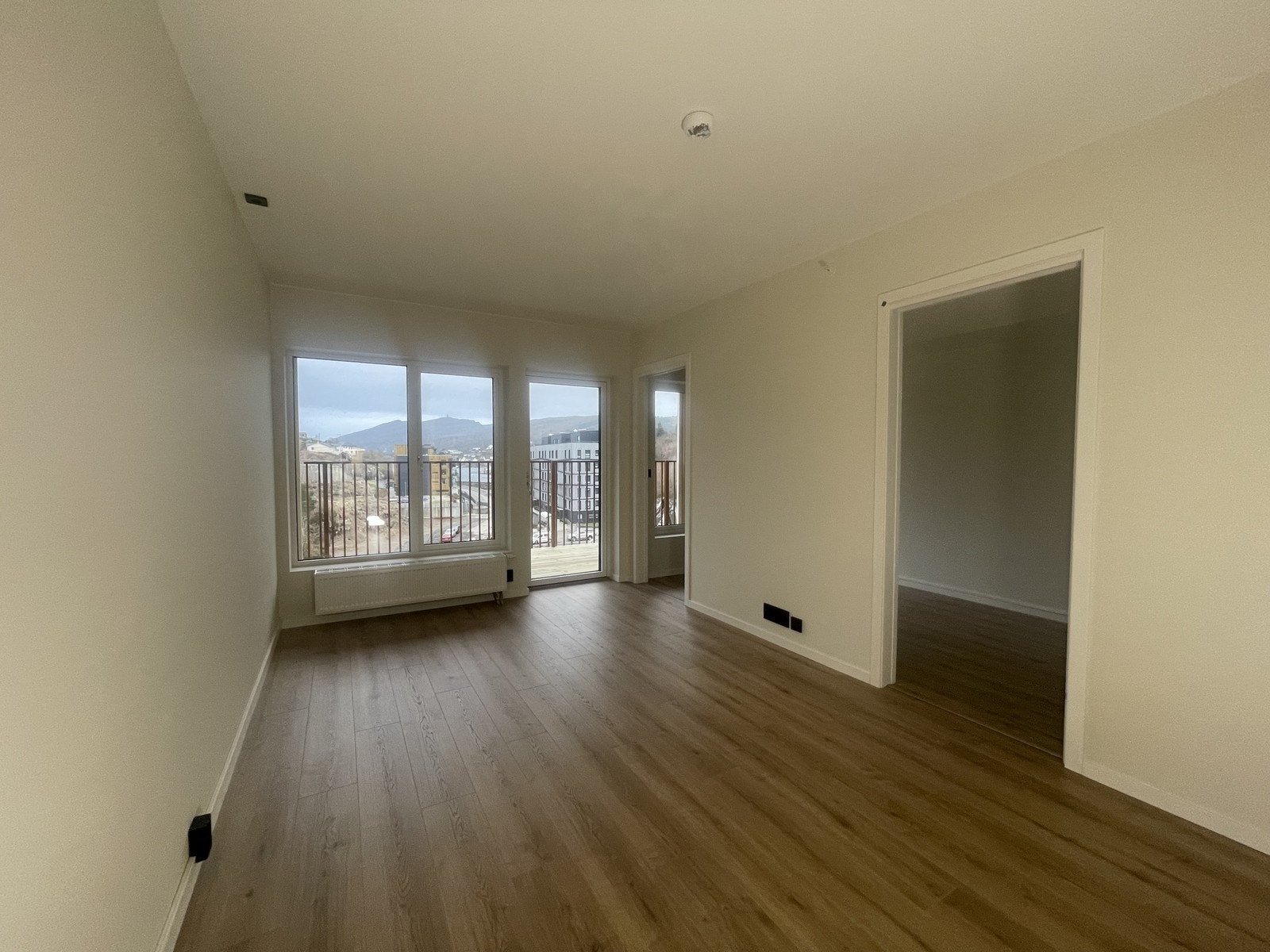 Stue med inngang til soverom og utgang til balkong Galleribilde