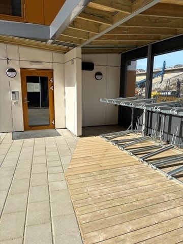 Inngangsparti/sykkelparkering Galleribilde