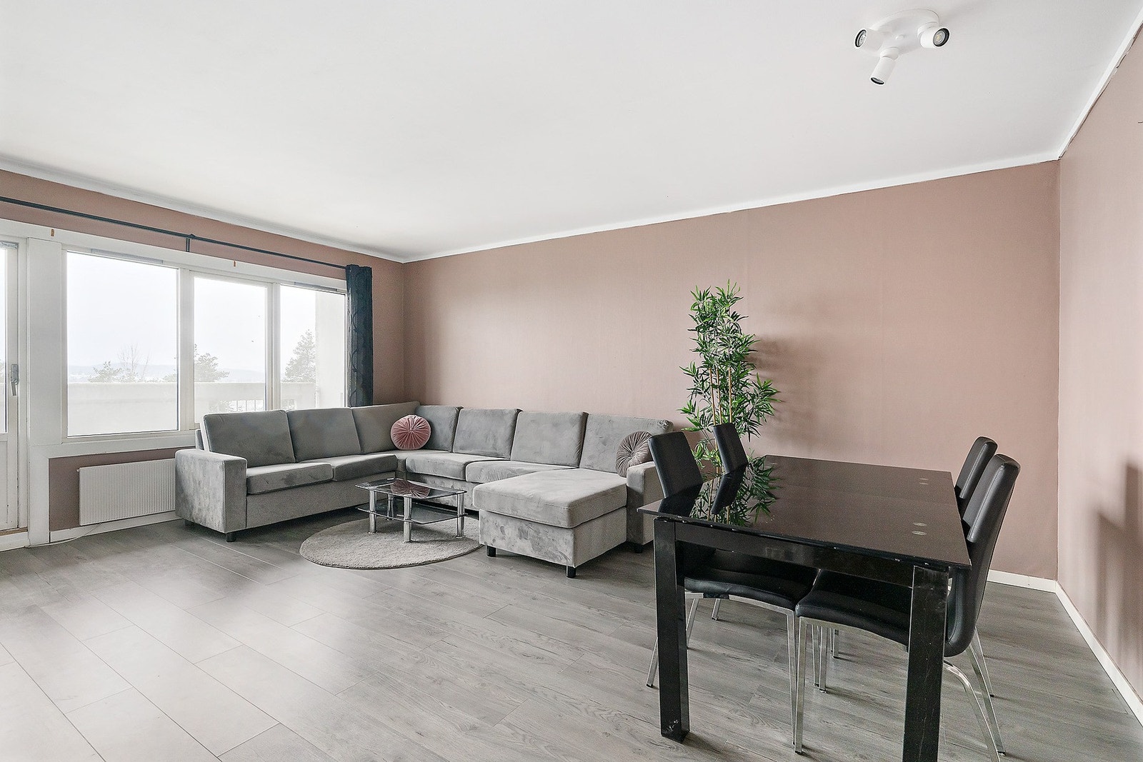 Stuen oppleves som både lys og luftig, med store vindusflater som slipper inn rikelig med naturlig dagslys. Galleribilde