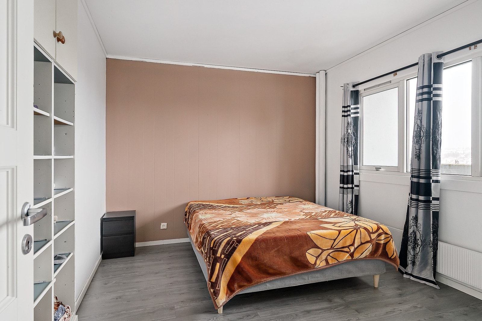 Hovedsoverommet har plass til dobbeltseng, nattbord og øvrig møblement, samt praktiske innebygde garderobeskap. Galleribilde